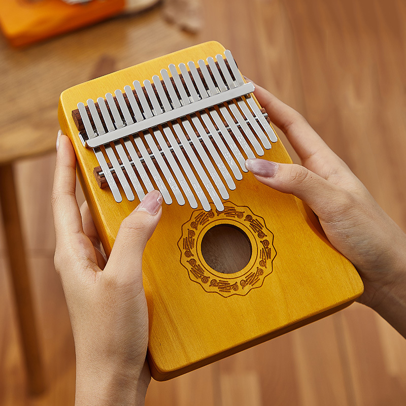 A Musical Instrument With Keys - Hluru 17 키 칼림바 핑거 피아노